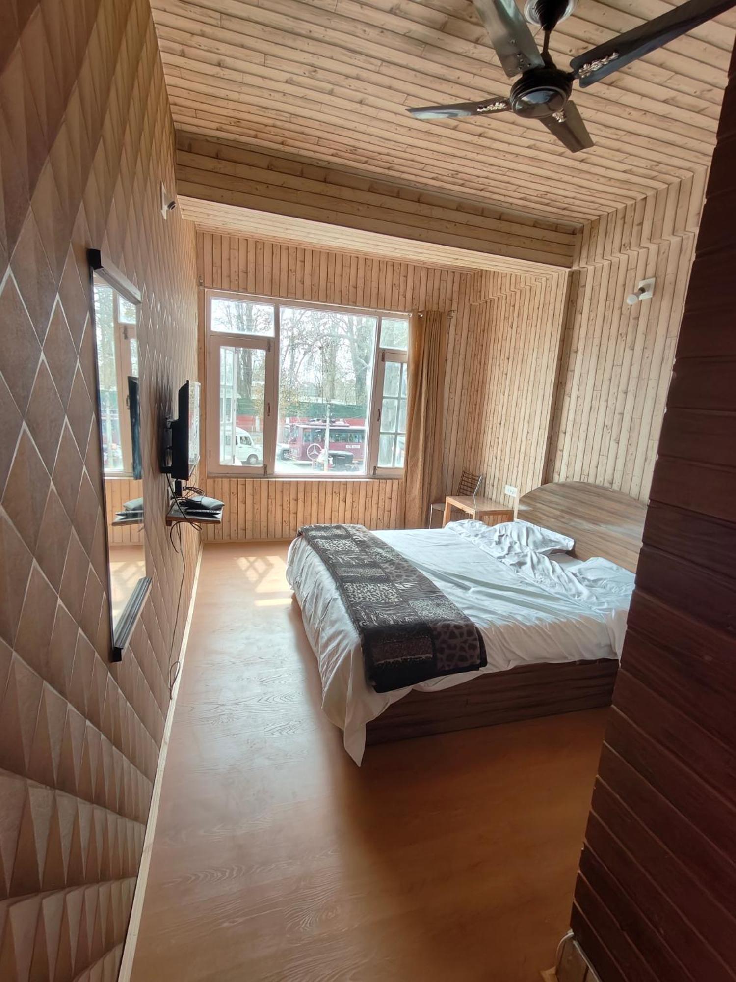 The Ile Hotel Srīnagar Eksteriør billede